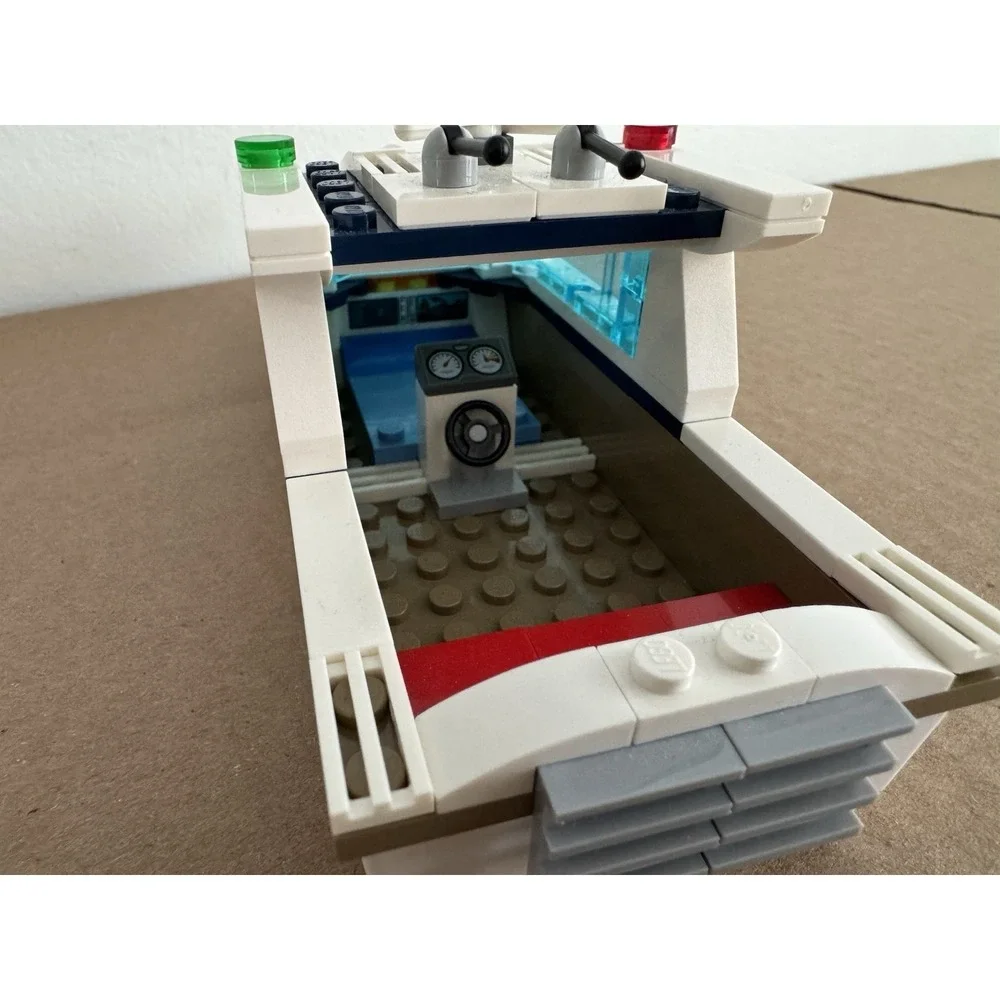 LEGO City De Luxe Boat with Windscreen from 60222 Harbor Diving Yacht Set Floats